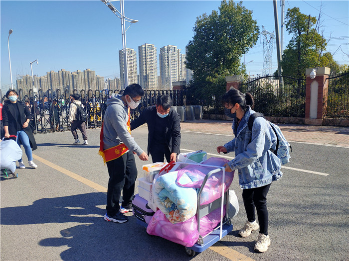 高三级部:春暖花开相遇时,奋力拼搏迎高考(图3)