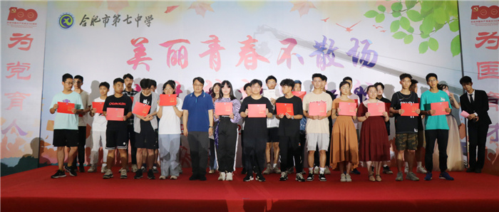 刘校与学生合影1.jpg 刘校与学生合影1.jpg