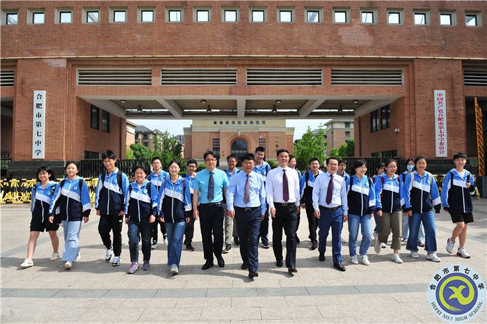 luck18平台校领导班子和学生合照.jpg luck18平台校领导班子和学生合照.jpg