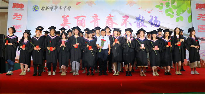 邓宗国校长与毕业学生合影留念.jpg 邓宗国校长与毕业学生合影留念.jpg