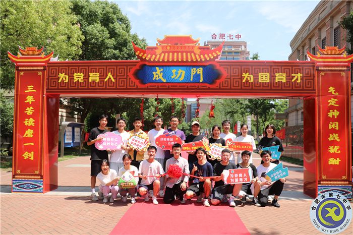 学生与老师合影.jpg 学生与老师合影.jpg