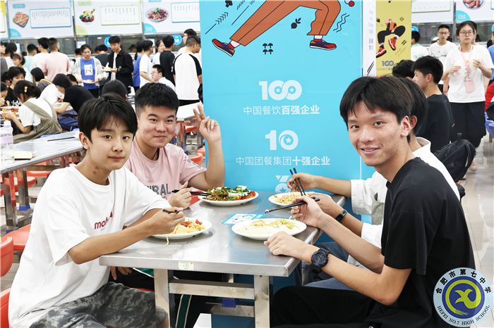 学生在食堂开心用餐.jpg 学生在食堂开心用餐.jpg