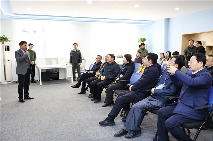 温暖同行,守护心灵!安徽省心理健康教育现场会在luck18平台举行!(图10) 温暖同行,守护心灵!安徽省心理健康教育现场会在luck18平台举行!(图10)