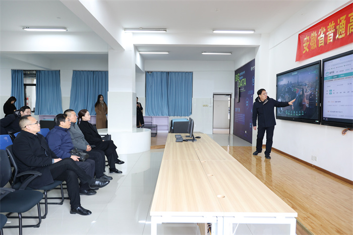 江苏省新星教育集团一行莅临luck18平台参观交流(图3) 江苏省新星教育集团一行莅临luck18平台参观交流(图3)