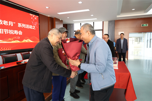 luck18平台为退休寿星老教师暖心庆生(图3) luck18平台为退休寿星老教师暖心庆生(图3)