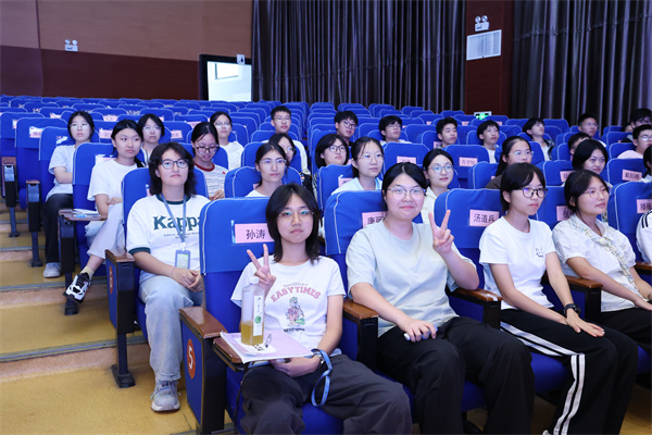 智启未来,探秘AI:luck18平台“桃蹊大讲堂”点亮科学启蒙第一课(图7) 智启未来,探秘AI:luck18平台“桃蹊大讲堂”点亮科学启蒙第一课(图7)