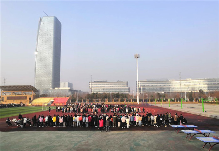高三级部:凝心聚力拔河赛 辞旧迎新战一模(图4)