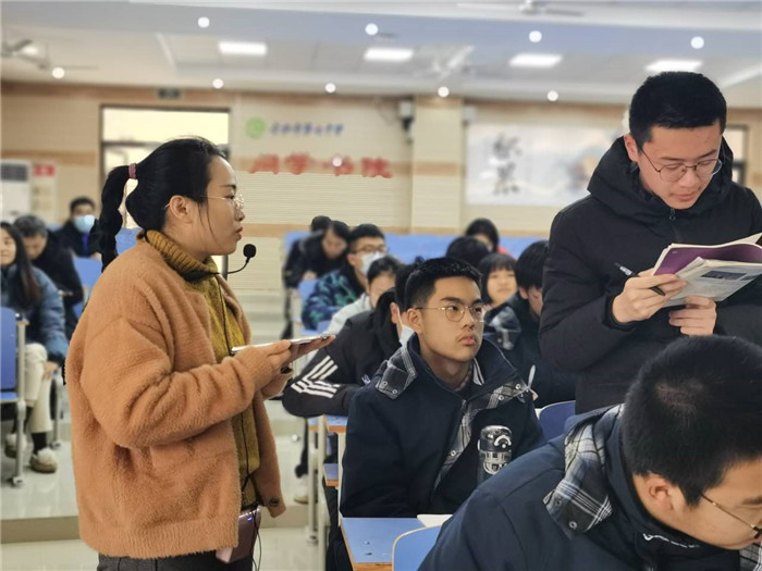 高一级部：界首市新课程新教材实施培训在luck18平台举行(图4)