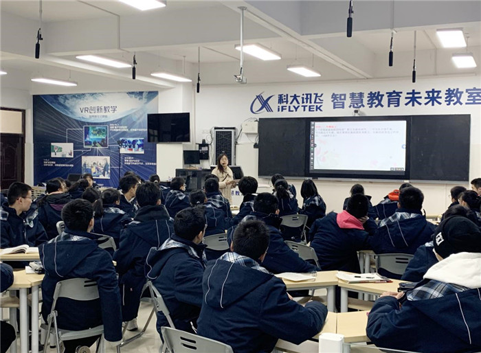 高一级部：界首市新课程新教材实施培训在luck18平台举行(图6)