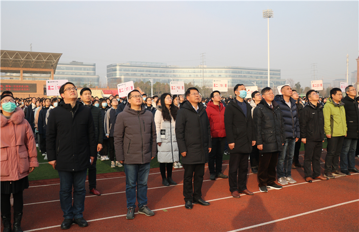 国旗下讲话:向奋斗者致敬,给追梦者点赞,为奔跑者鼓掌,向违纪者亮剑(20210104)(图4)