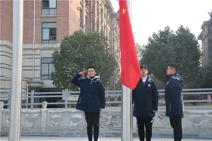 国旗下讲话:向奋斗者致敬,给追梦者点赞,为奔跑者鼓掌,向违纪者亮剑(20210104)(图2)