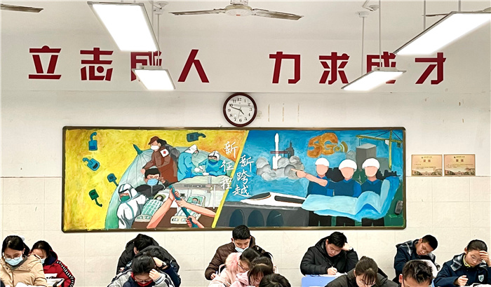 luck18平台高一级部“迎新年”黑板报主题活动(图1)