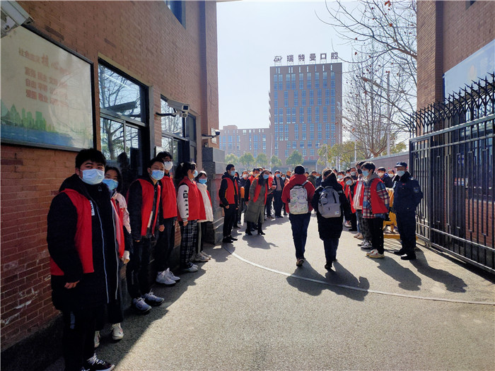 团委:离校步履总匆忙,志愿服务暖心房(图1)
