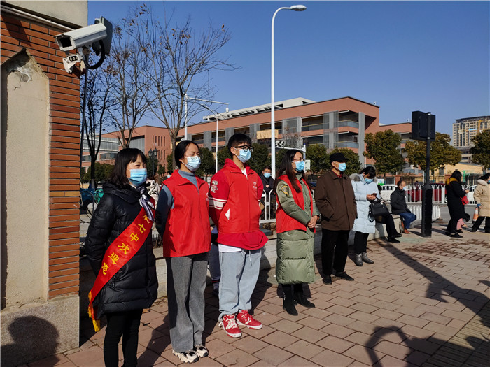 团委:离校步履总匆忙,志愿服务暖心房(图6)