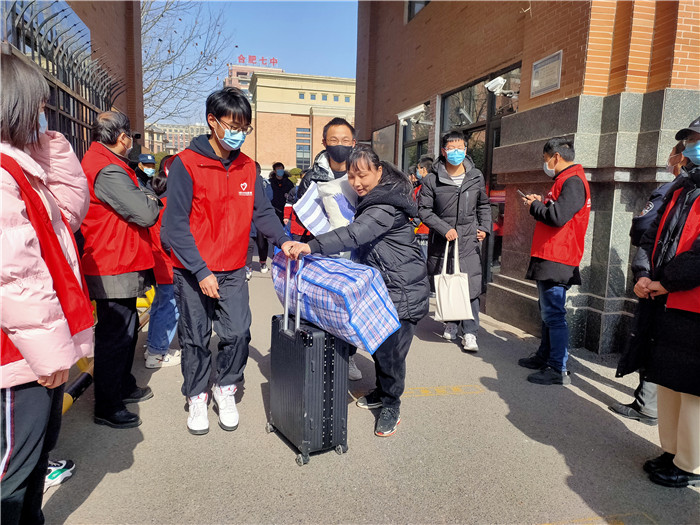团委:离校步履总匆忙,志愿服务暖心房(图2)