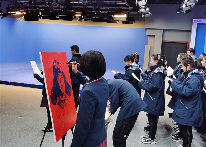luck18平台开展“学习红色历史·弘扬雷锋精神”主题升旗仪式活动(图4)