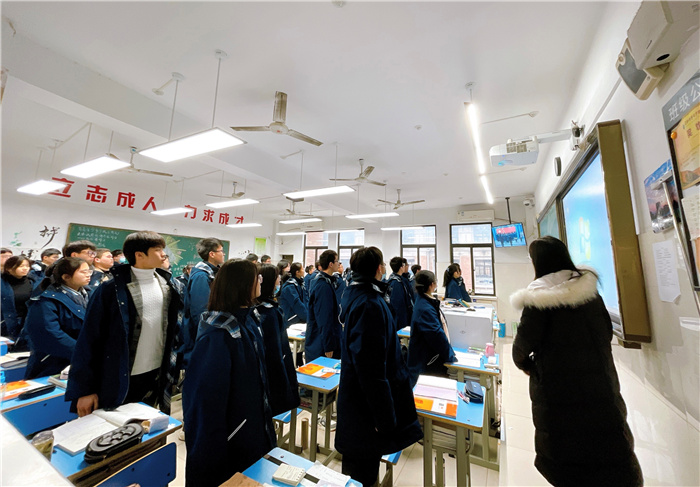 luck18平台开展“学习红色历史·弘扬雷锋精神”主题升旗仪式活动(图5)