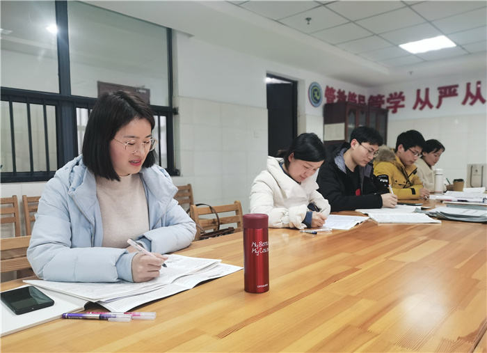 高三级部：聚焦理论学习  创新高考备考(图2)