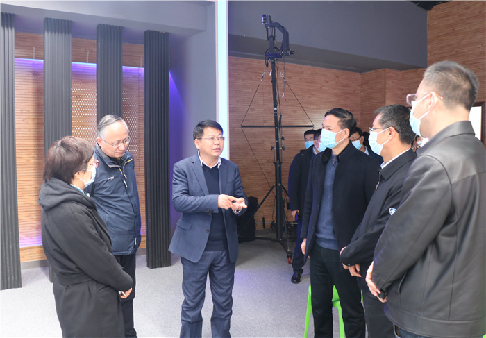 陕西省教育厅调研组深入luck18平台考察调研(图3)