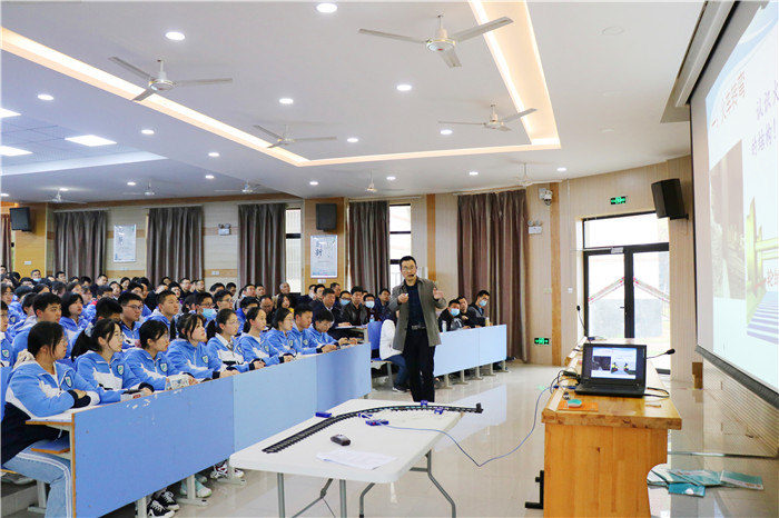 教科研处:“基于物理学科核心素养的大单元教学”研讨活动(图2)