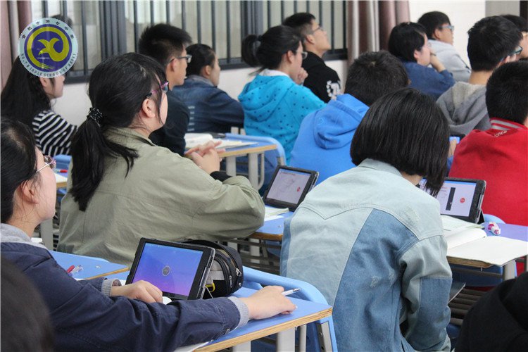 魁崛七中并举科教德研 智慧七中力塑未来人才(图6) 智慧作业.jpg