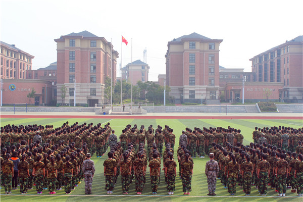 军训号角吹响 学子梦想起航(图2)