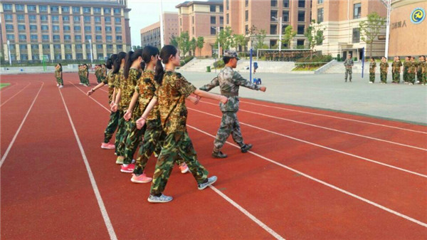 军训号角吹响 学子梦想起航(图7)