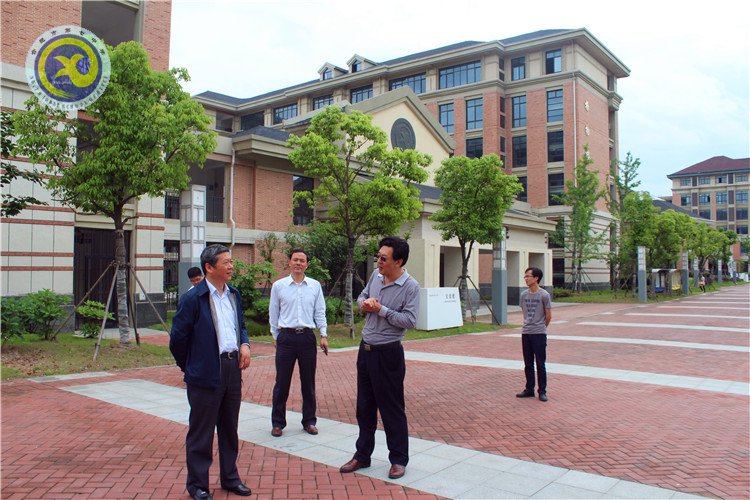 市教育局查凯局长深入学校调研(图1)
