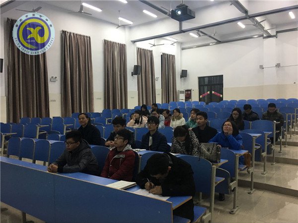 党员齐聚满堂静 深入学习讲看齐(图1)