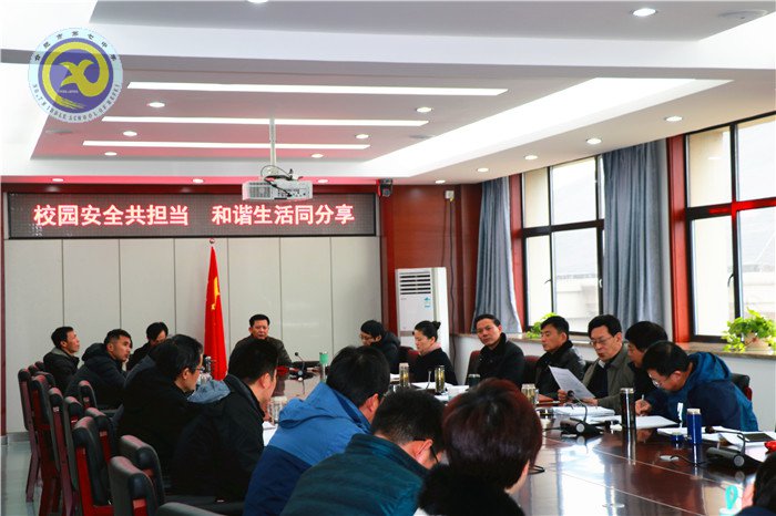 除雪清路暖人心 冰雪天气见真情(图2)