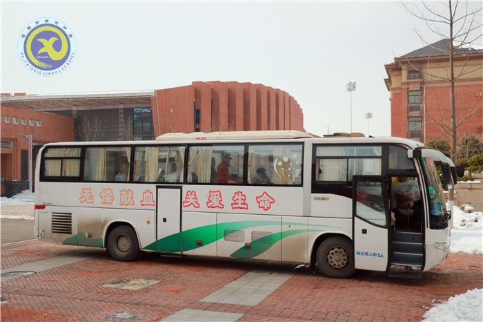 献血车开进校园，爱心溢满人间(图1)
