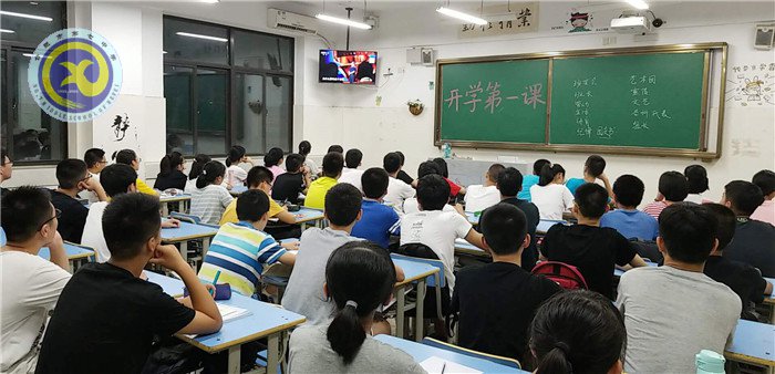 开学一课开启奋斗 慎思笃行创造未来(图1)