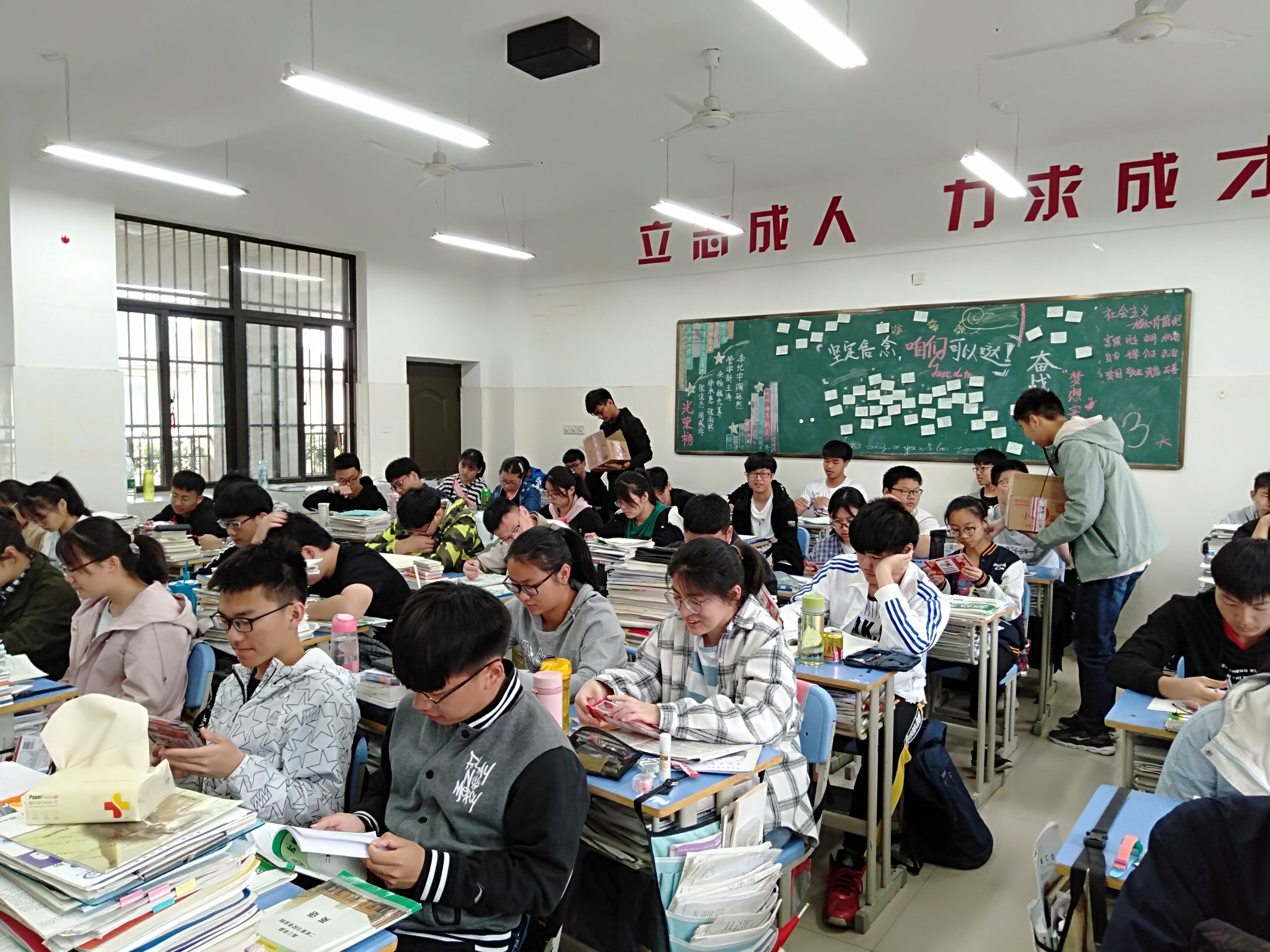 爱心家长赠文具 倾心助力赢高考(图1)