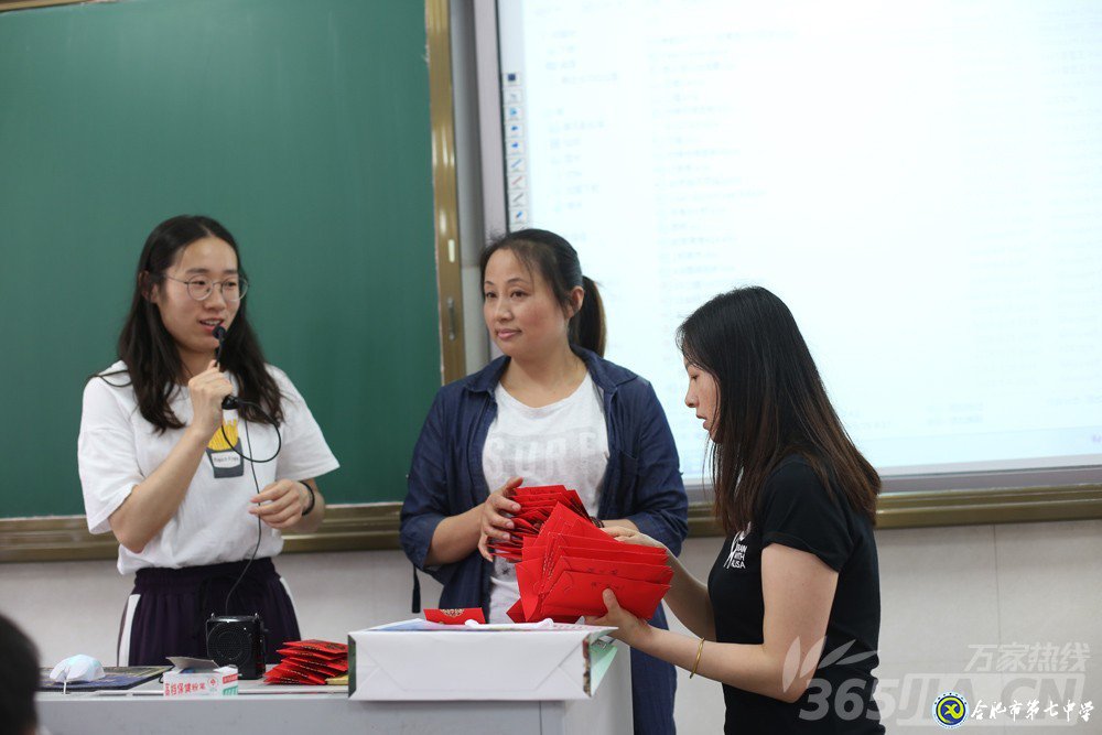万家热线:感人!实拍luck18平台毕业班最后一课:班级大合唱《明天你好》(组图)(图4)