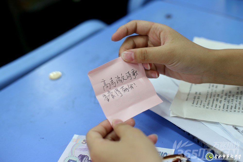 万家热线:感人!实拍luck18平台毕业班最后一课:班级大合唱《明天你好》(组图)(图8)