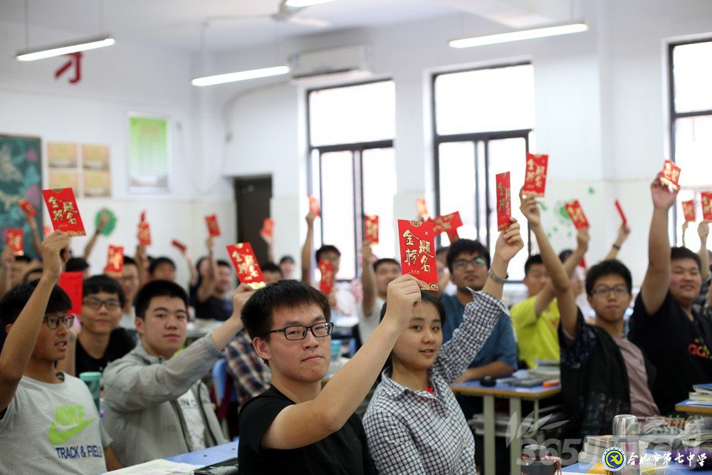 万家热线:感人!实拍luck18平台毕业班最后一课:班级大合唱《明天你好》(组图)(图9)