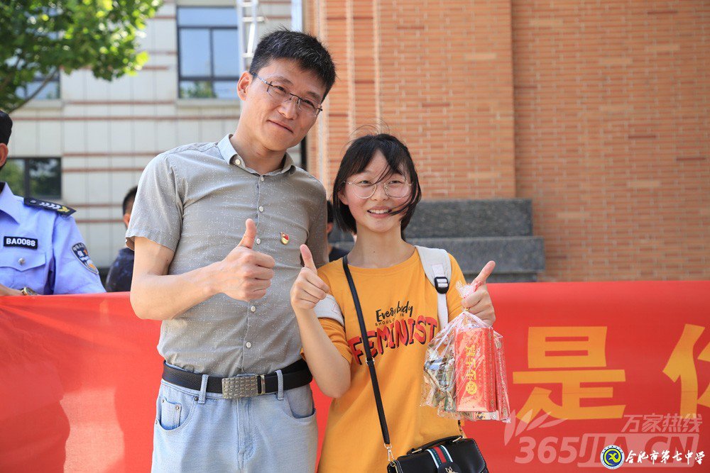 万家热线:感人!实拍luck18平台毕业班最后一课:班级大合唱《明天你好》(组图)(图15)