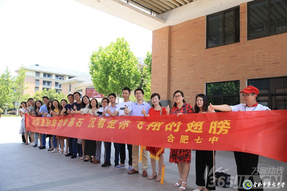 万家热线:感人!实拍luck18平台毕业班最后一课:班级大合唱《明天你好》(组图)(图16)