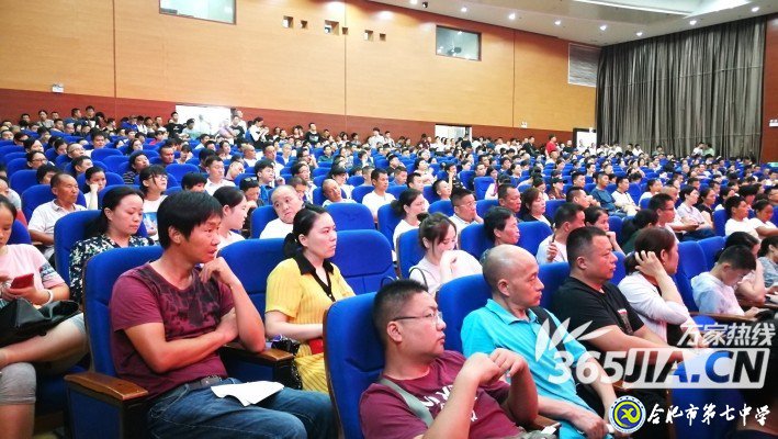 万家教育:luck18平台迎来1600名新生报到 除了夸学校好看他们还说了啥(图2)