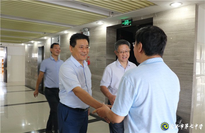 亲切慰问暖人心 殷切期望鼔干劲(图1)