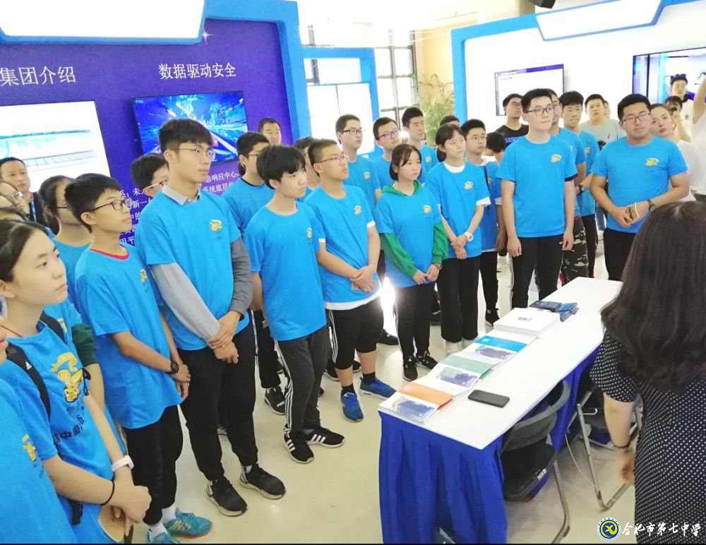 新华社客户端:搭乘“神奇校车”多校学子积极参加网络安全宣传周活动(图3)
