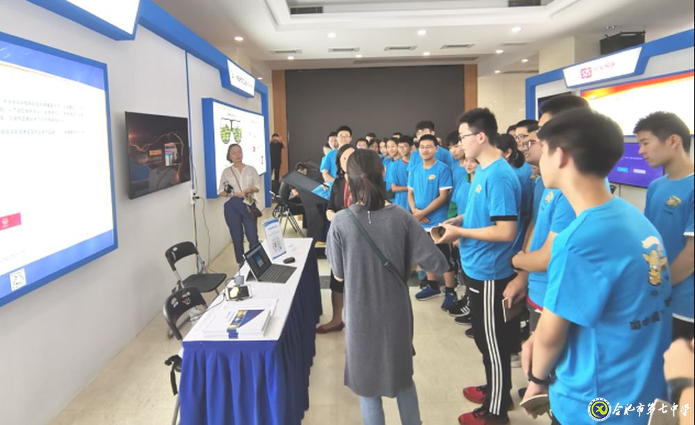 新华社客户端:搭乘“神奇校车”多校学子积极参加网络安全宣传周活动(图4)