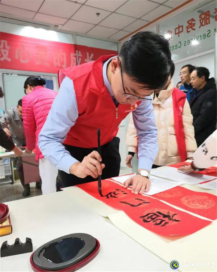 迎新春,贺新年,七中学子欢至科大附属医院写春联(图2)