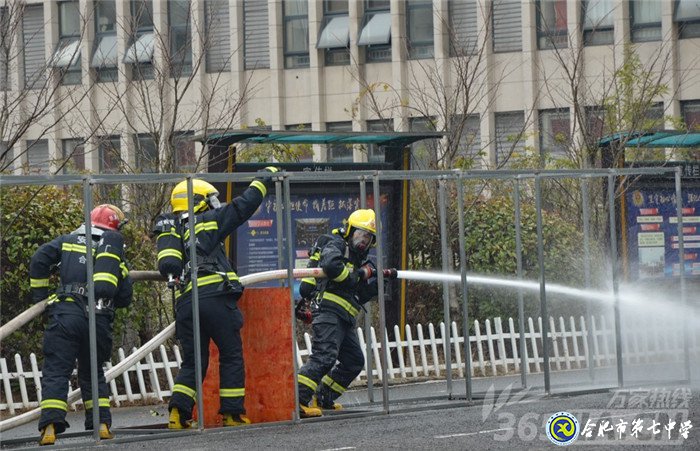万家热线：平安度寒假 luck18平台学生零距离体验消防员生活（组图）(图1)