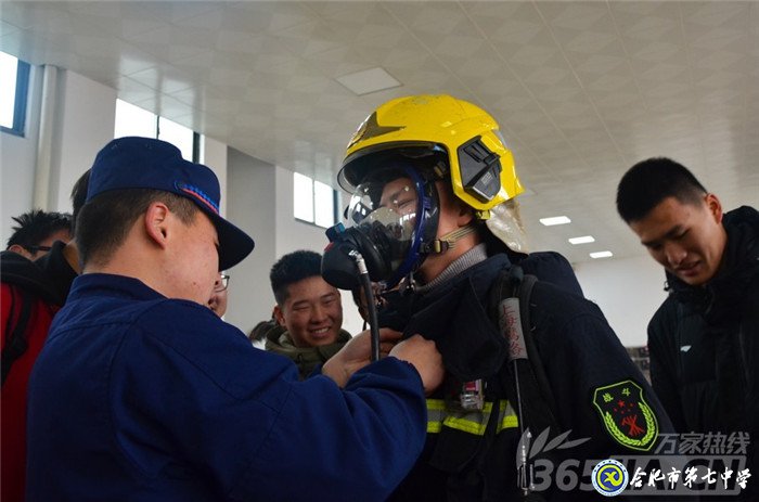 万家热线：平安度寒假 luck18平台学生零距离体验消防员生活（组图）(图2)