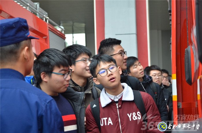 万家热线：平安度寒假 luck18平台学生零距离体验消防员生活（组图）(图6)