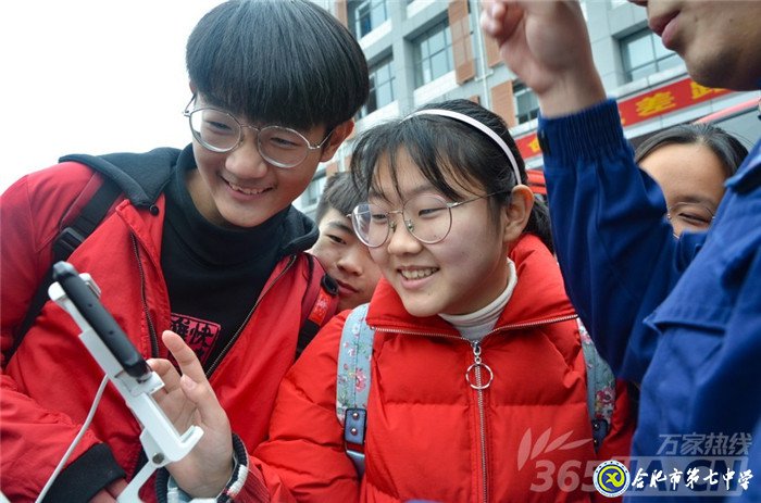 万家热线：平安度寒假 luck18平台学生零距离体验消防员生活（组图）(图8)