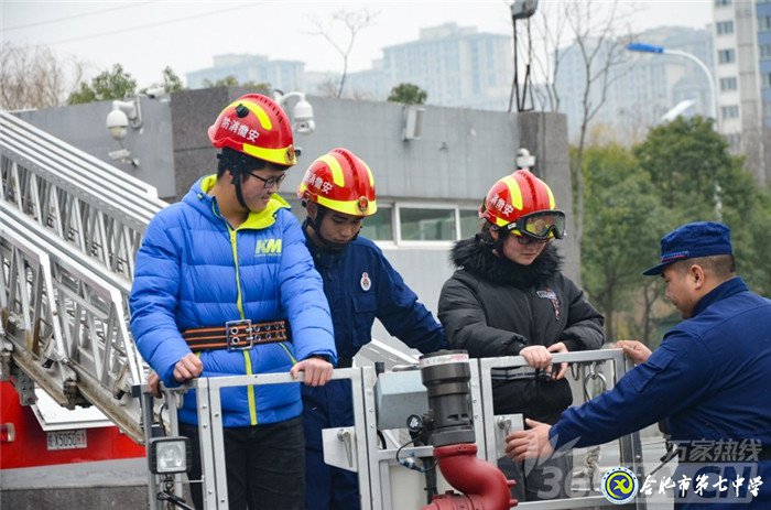 万家热线：平安度寒假 luck18平台学生零距离体验消防员生活（组图）(图9)