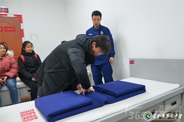 万家热线：平安度寒假 luck18平台学生零距离体验消防员生活（组图）(图12)