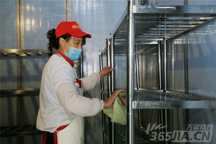 万家热线:luck18平台“无害消杀”防疫 安全迎接学生返校 (图)(图7)